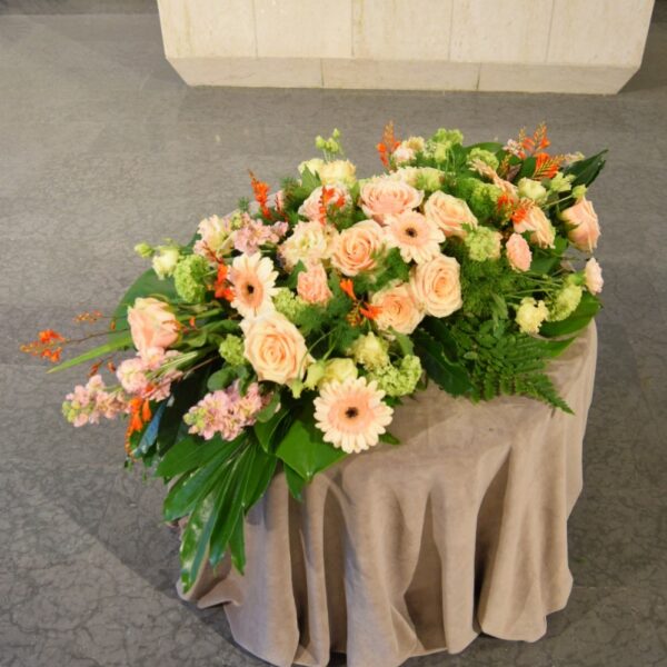 #8 - Liggande sorgdekoration i aprikos, orange och lime