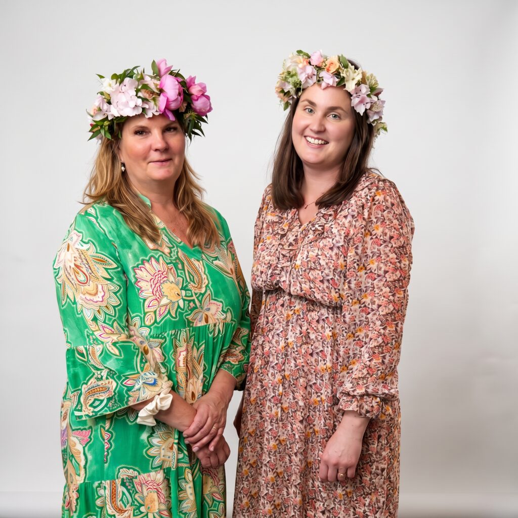 Floristerna på Floristen Solrosen med blomsterkransar i håret